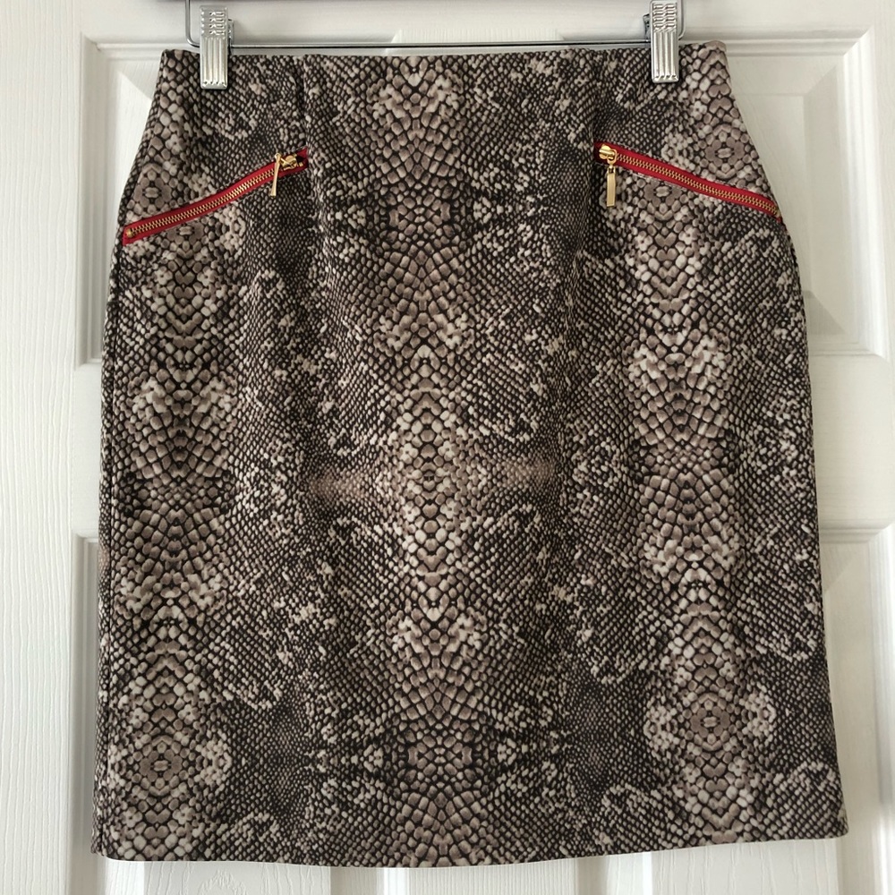 Sexy pencil skirt 🐍